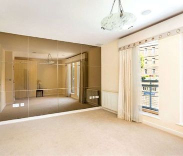 Elegant Four-Bedroom Townhouse with Roof Terrace, Garage & Garden ... - Photo 2