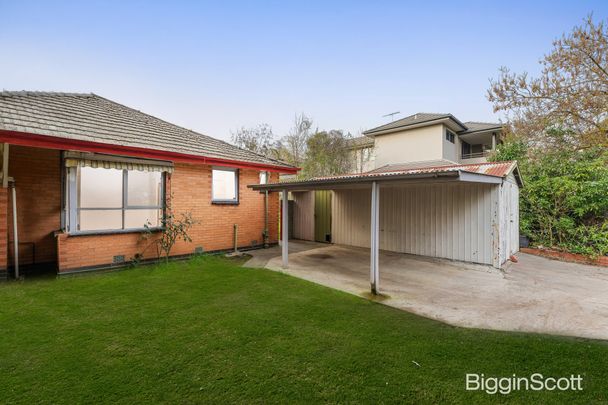 Contemporary Comfort: Recently Revitalized 3-Bedroom Home in Mount Waverley - Photo 1