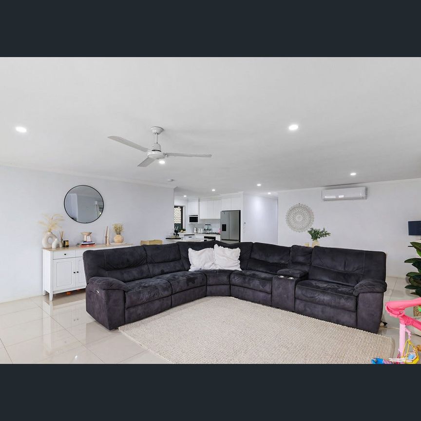 PRIVATE & PEACEFUL 3 BEDROOM HOME IN PRIME ROBINA LOCATION! - Photo 1