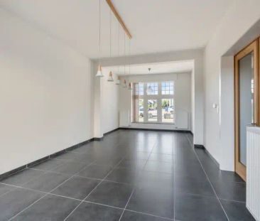 Gelijkvloers appartement met 2 slaapkamers, autostaanplaats en terras - Photo 1