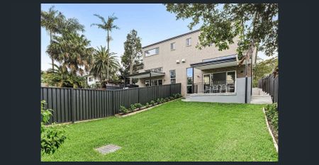 Your Dream Home Awaits: Luxurious 5-Bedroom Oasis! - Photo 2