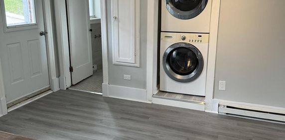 Immeuble - 866 à 882 Short 5 1/2 à Louer - Photo 2