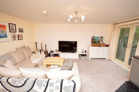 2 bedroom flat to rent - Photo 3