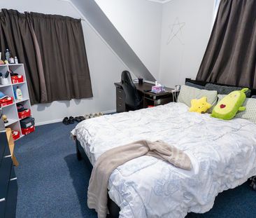 Spacious 5-Bedroom Flat – Prime Location. - Photo 1