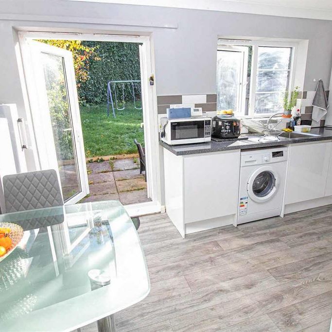 3 bedroom end of terrace house to rent - Photo 1