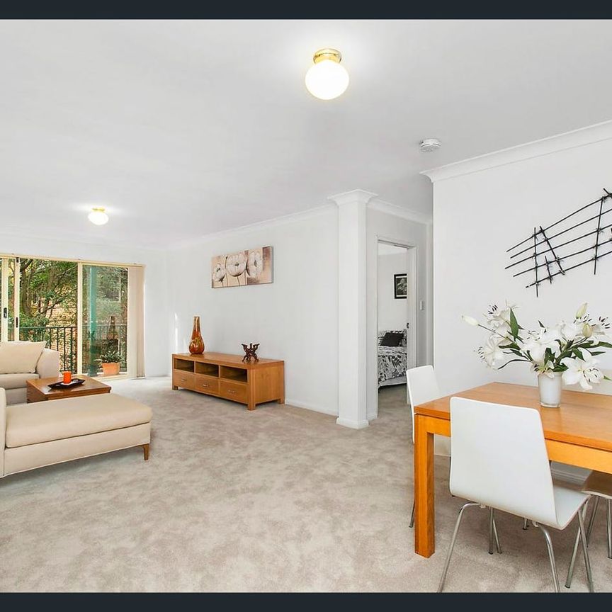 Sun-drenched 3-bedroom apartment in prime location - Photo 1