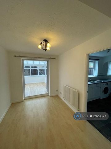 3 bedroom detached house to rent - Photo 2
