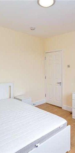 Bond Road, Mitcham, CR4 - Photo 1