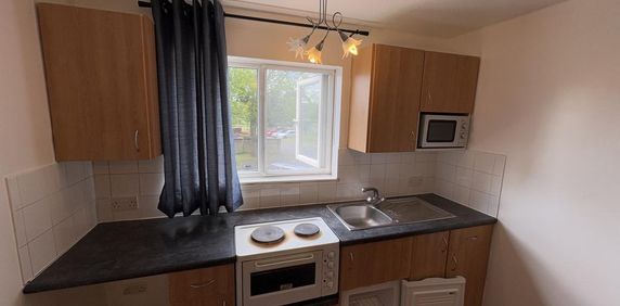 1 bedroom in a house share to rent - Photo 2