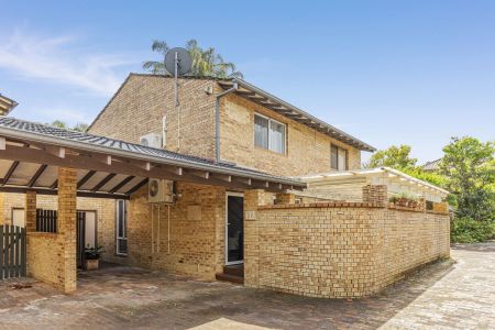 Charming Townhouse in Prime Como Beach Location! - Photo 2