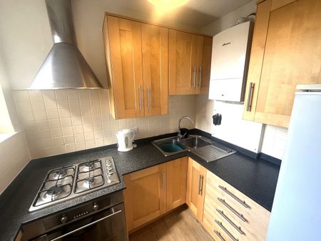 A Fantastic Two bedroom flat on the First Floor offered part furnished. - Photo 2