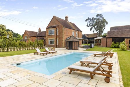 Magnificent country residence with exceptional landscaped gardens with swimming pool, entertaining terrace and outdoor kitchen. - Photo 2