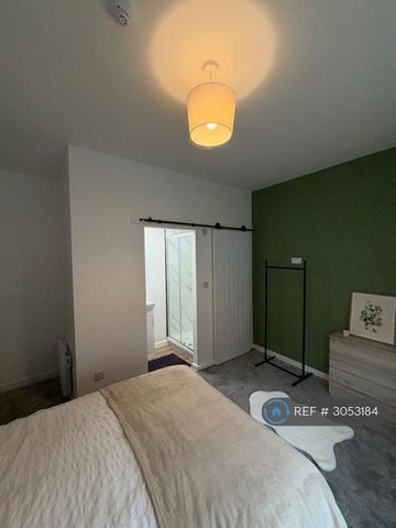 1 bedroom in a house share to rent - Photo 3