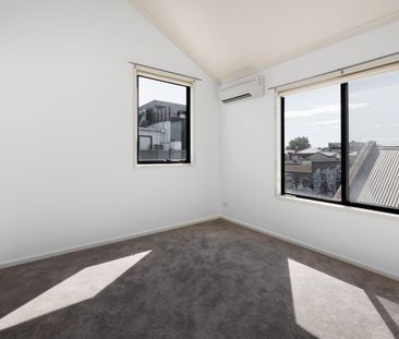 Spacious & modern townhouse - Photo 1