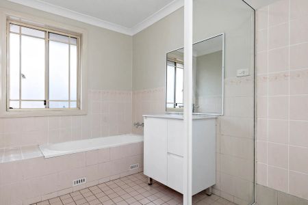 Immaculate 3 bedroom townhouse - Photo 5