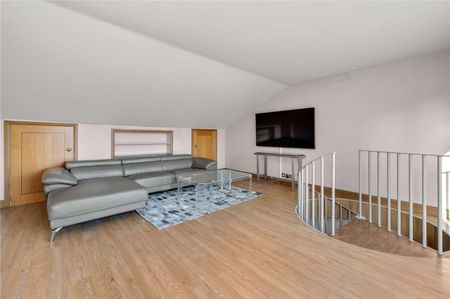 A charming two bedroom apartment with balcony in Ascot. - Photo 2