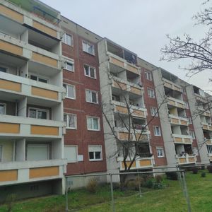 Günstige 4-Raum-Wohnung mit Balkon - Photo 2