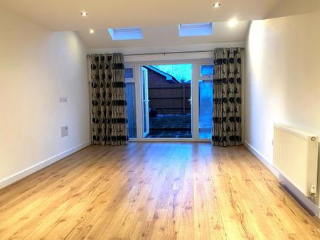 4 bedroom terraced house to rent - Photo 5