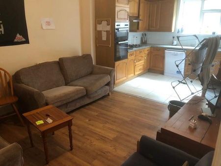 6 bedroom house to rent - Photo 2