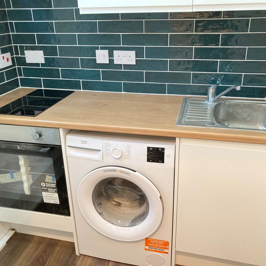 Studio Flat, Very Near West Cromwell Road Area, SW5 - Photo 1