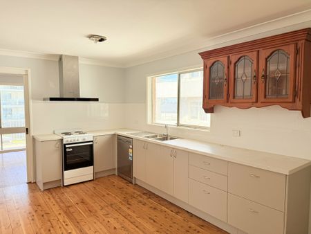 3 Bedroom House in the Heart of The Entrance - Photo 3