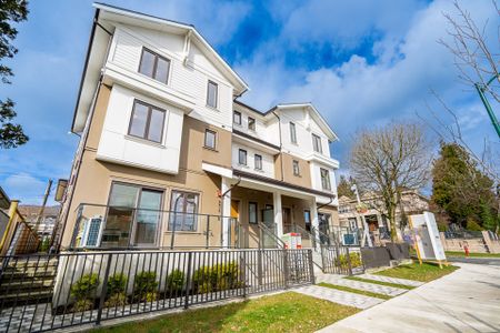 Contemporary Family Townhome in Prime Oakridge Location - Photo 4