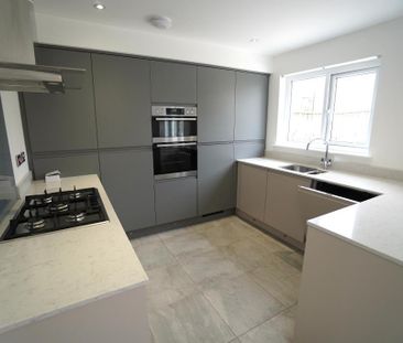 4 bedroom detached house to rent - Photo 2