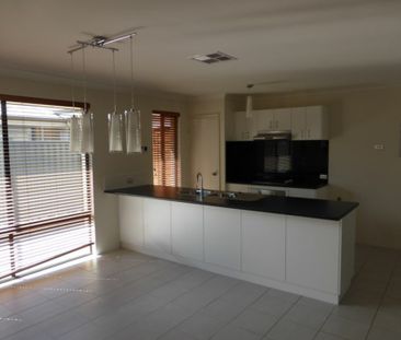 Modern Comfort Meets Convenience – Your Perfect Family Home Awaits!... - Photo 2