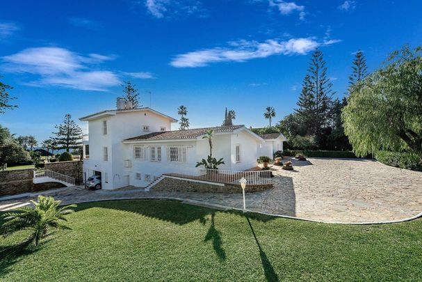 5 bedroom luxury Villa for rent in San Pedro de Alcántara, Spain - Photo 1