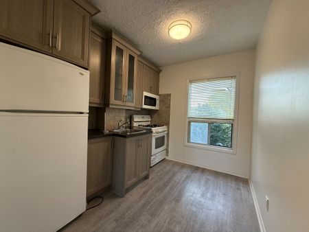 For Lease - 3254 Dundas Street, Toronto, Ontario - Photo 5