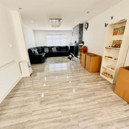 4 bedroom semi-detached house to rent - Photo 3