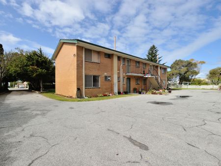 3 Bedroom Ground Floor Unit - Photo 3