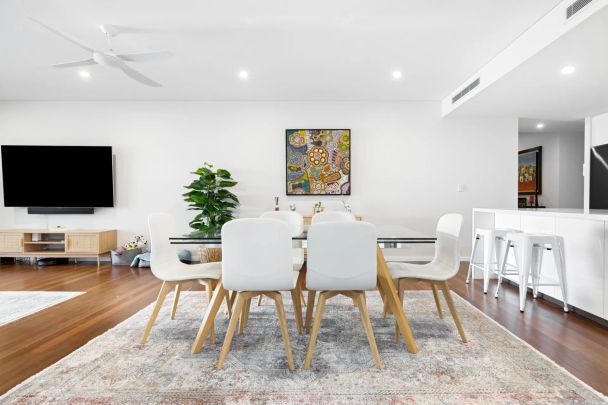 BEACH FRONT APARTMENT WITH HUGE ALFRESCO AND EXPANSIVE OCEAN VIEWS CONTACT JULIE SYKES 0438 050 110 - Photo 1