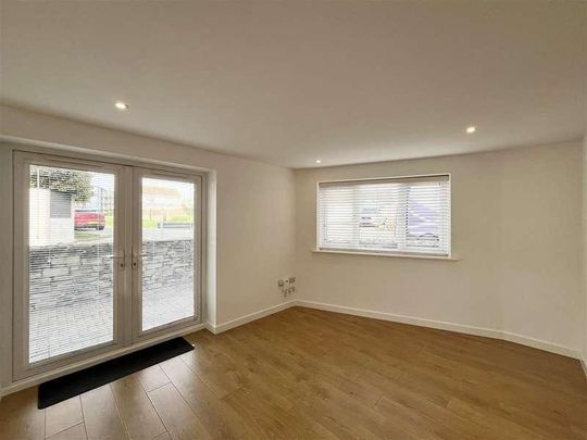 Pentire Crescent, Newquay, TR7 - Photo 1