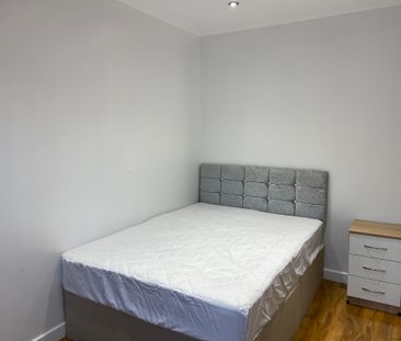 Stunning 2 Bedroom flat available all bills included – Coventry Road - Photo 1