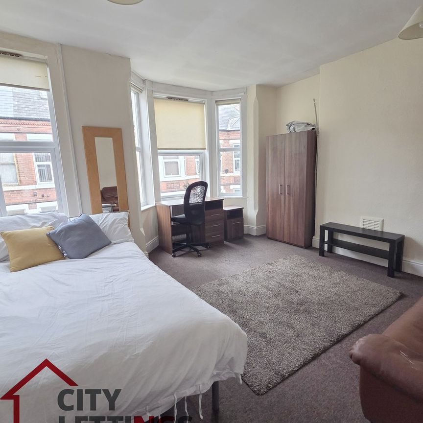 4 Bedroom Mid Terraced House - Photo 1