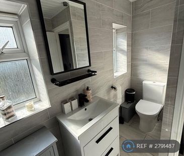 3 bedroom semi-detached house to rent - Photo 2