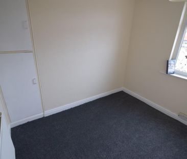 2 bedroom end of terrace house to rent - Photo 4