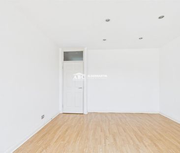 Rowlands Close, NW7 2DN, London - Photo 2