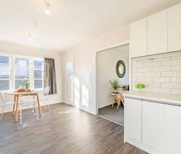 Beautiful renovated 3 bedroom home - Photo 2