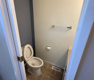 Townhouse in Whitehorn - Photo 4