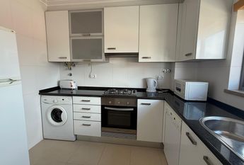 Apartamento T2 bem localizado em condomínio com piscina e garagem privada.