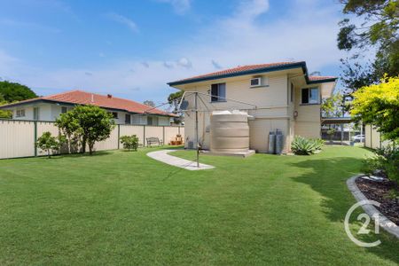 Move in Ready on a Spacious Block - Photo 2