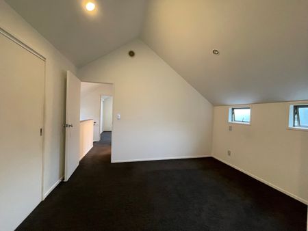 Trendy Townhouse Haven - Photo 4