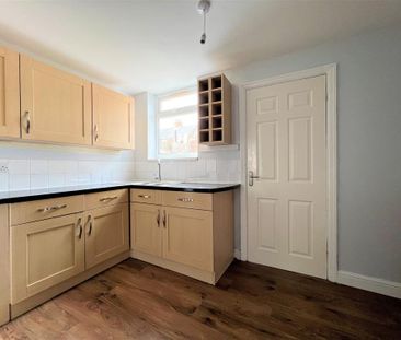 2 bedroom end of terrace house to rent - Photo 5