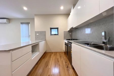 Large 2 Bedroom Modern Apartment - Photo 4