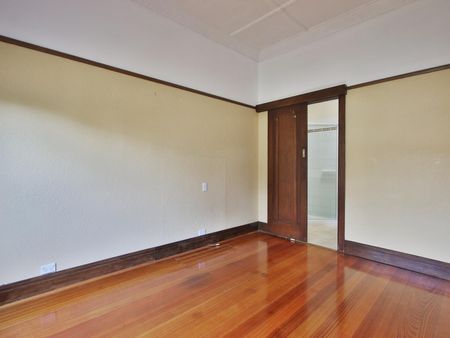 2 Lockwood Street, Bentleigh VIC 3204 - House For Rent | Domain - Photo 3