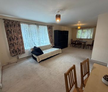 4 Bed Flat, Tristram Close, E17 - Photo 1