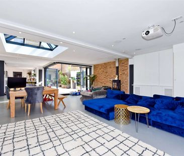 A fully-furnished and stylish home in a much sought after town cent... - Photo 4