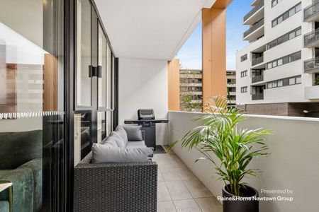 Luxurious 2 bed haven in award-winning complex offered - Furnished - Photo 5